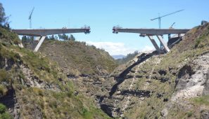 Puente sobre el río Chiche. Infraestructura de 210 m de vano central, récord de luz para esta tipología, sobre una quebrada de 137 m / Infrastructure with a 210-metre-long central span (record-breaking distance for this typology) over a 137 m ravine