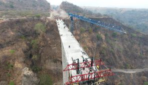 Puente El Beltrán en autopista Guadalajara-Colima, Jalisco (México) / Beltran bridge on Guadalajara-Colima motorway, Jalisco (Mexico)