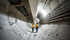 Interior del túnel del metro de Broadway en la ciudad de Vancouver, Canadá / Inside the Broadway Subway tunnel, Vancouver, Canada.